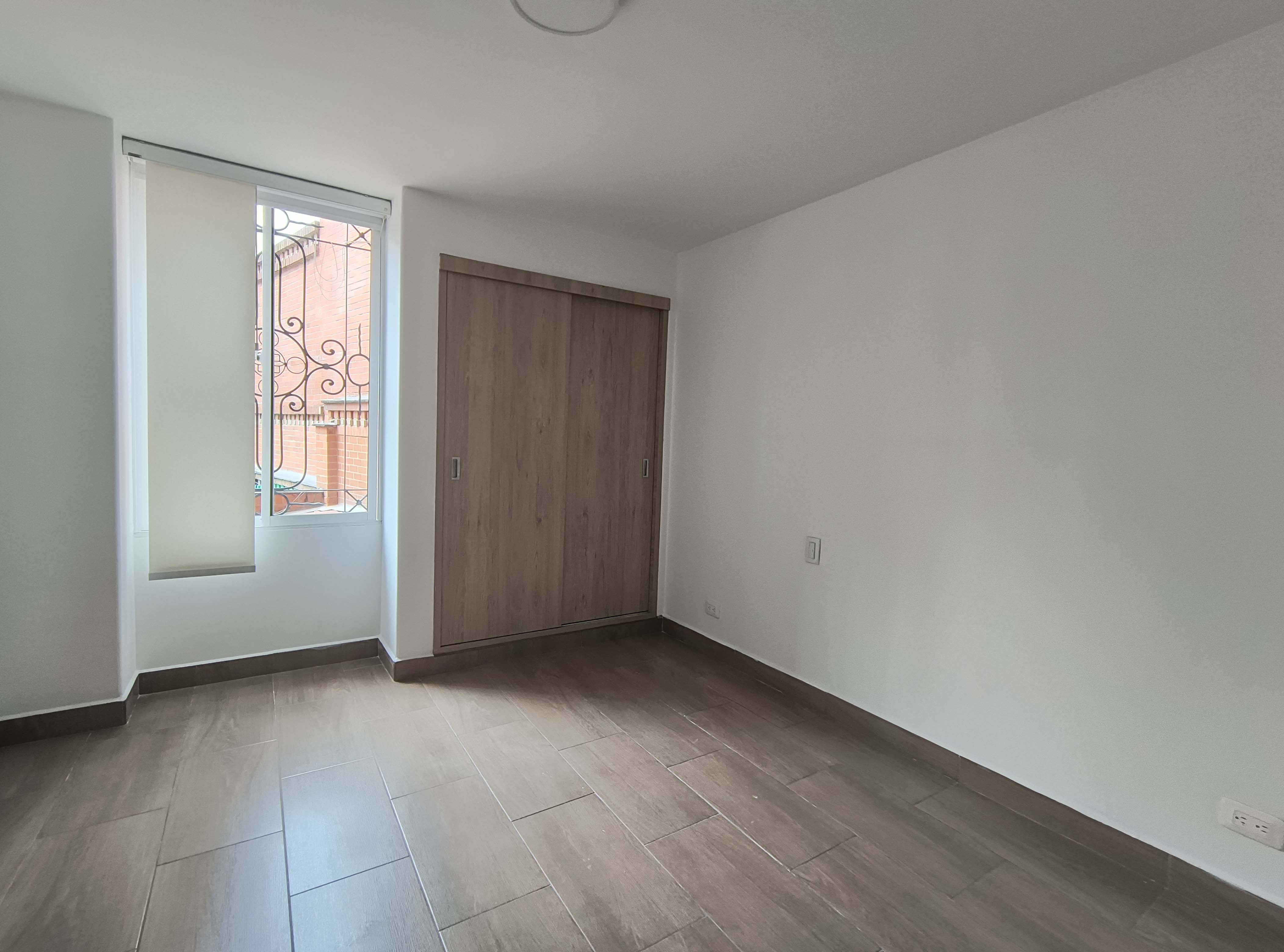Habitación principal con balcón